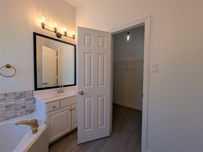 Building Photo - 913 Sweet Pine Dr