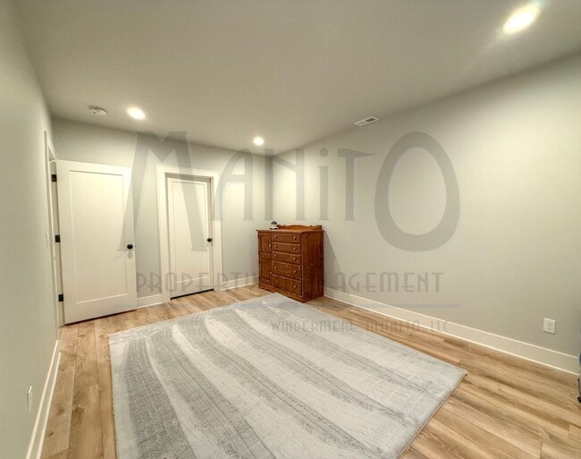 Building Photo - Spacious South Hill Home