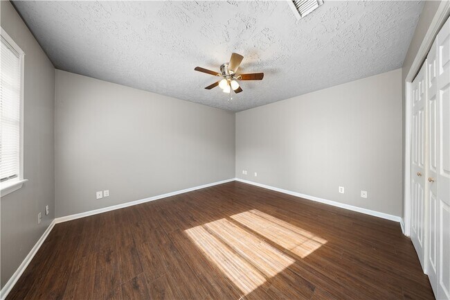 Building Photo - 1419 Hillside Dr