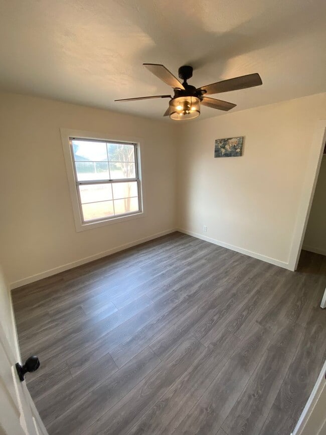 Building Photo - Beauitfully upgrade 3 Bedroom on large lot!