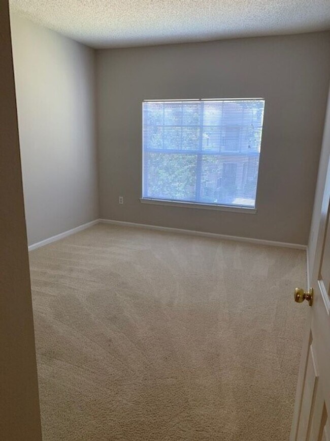 Building Photo - 2/2, 2nd floor unit in gated, Sanford community