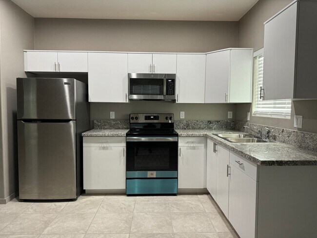Building Photo - Beautiful Modern 3Bdm 2Ba Home, Easy Access to I-10, Must See!
