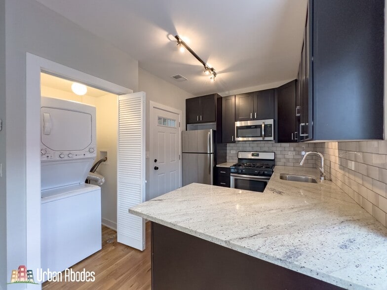 Building Photo - 2206 W Eastwood Ave