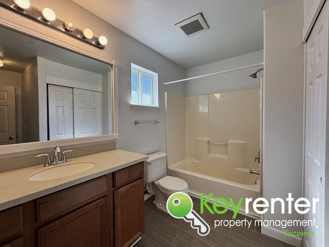 Building Photo - Stylishly Updated Lakewood Duplex Unit in ...