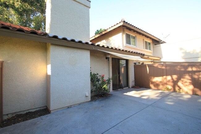 Building Photo - Charming 3-Bed, 2-Bath Single-Story Condo ...