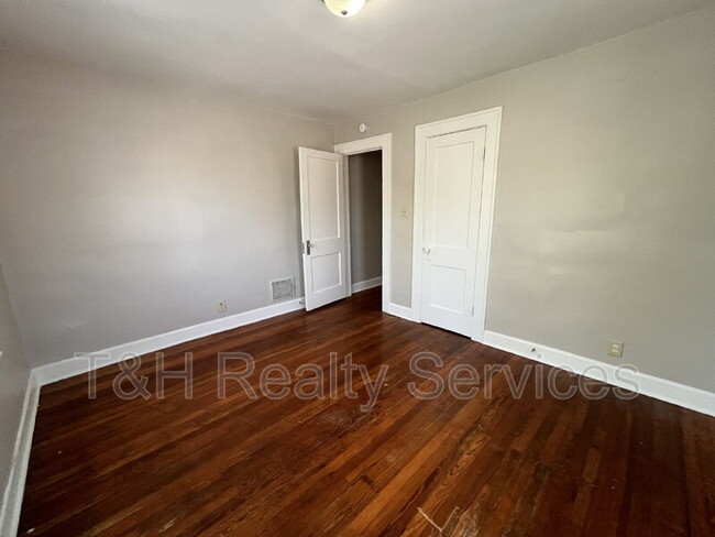 Building Photo - 608 N Chester Ave
