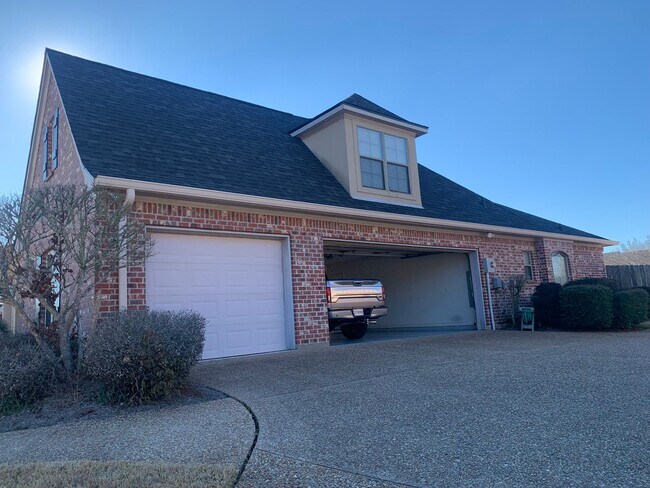 Building Photo - CARRIAGE OAKS CROSSING