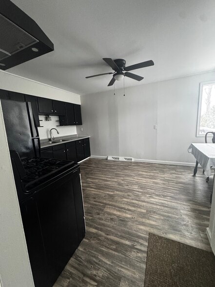 Building Photo - 150 Ethan Allen Pky