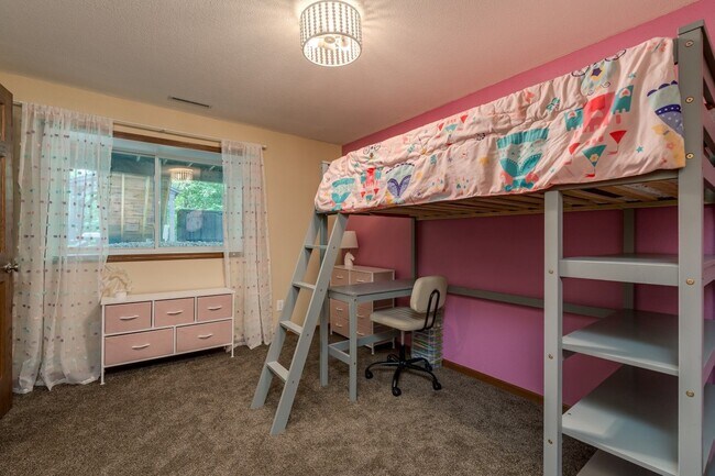Building Photo - Stunning rambler on Tanager Road!