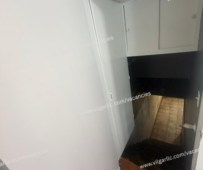 Building Photo - 4-bedrooms, 1-Bath - 2-floor Duplex Home