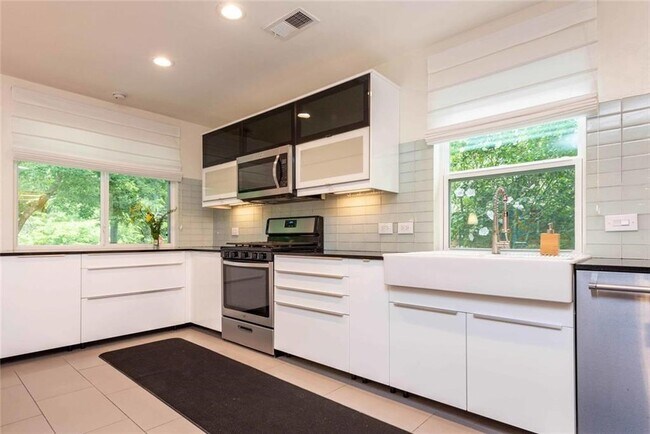 Building Photo - 3302 Catalina Dr