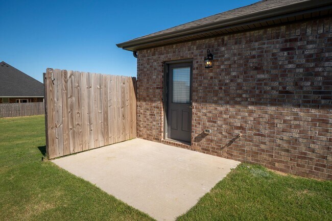 Building Photo - 3-bedroom, 2-bathroom home located in the beautiful Pea Ridge, AR