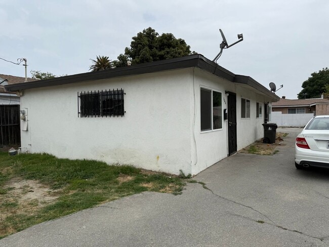 Building Photo - Clean and Cozy One Bedroom, One Full bathr...