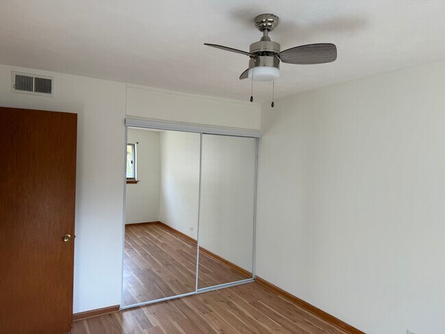 Building Photo - 235 E Palatine Rd