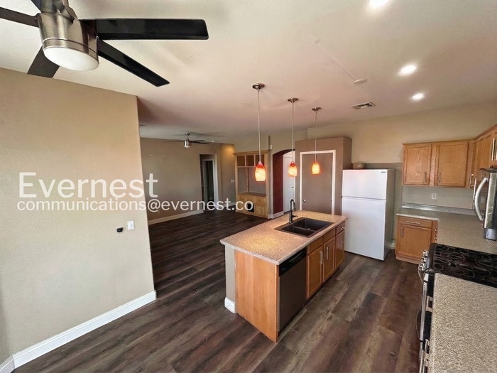 Building Photo - 2701 Old Bear Canyon St