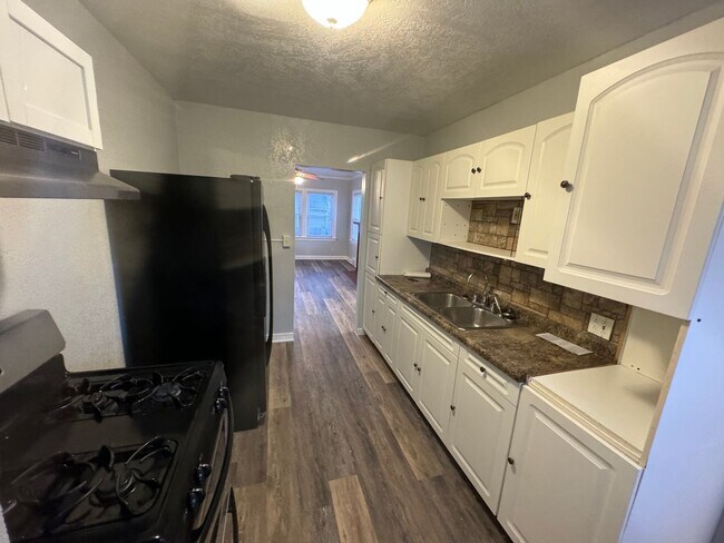 Building Photo - 3 bedroom, 2 bath House with 2 car detached garage