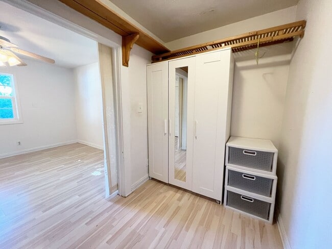 Building Photo - 2 bed 1 bath + Bonus Room