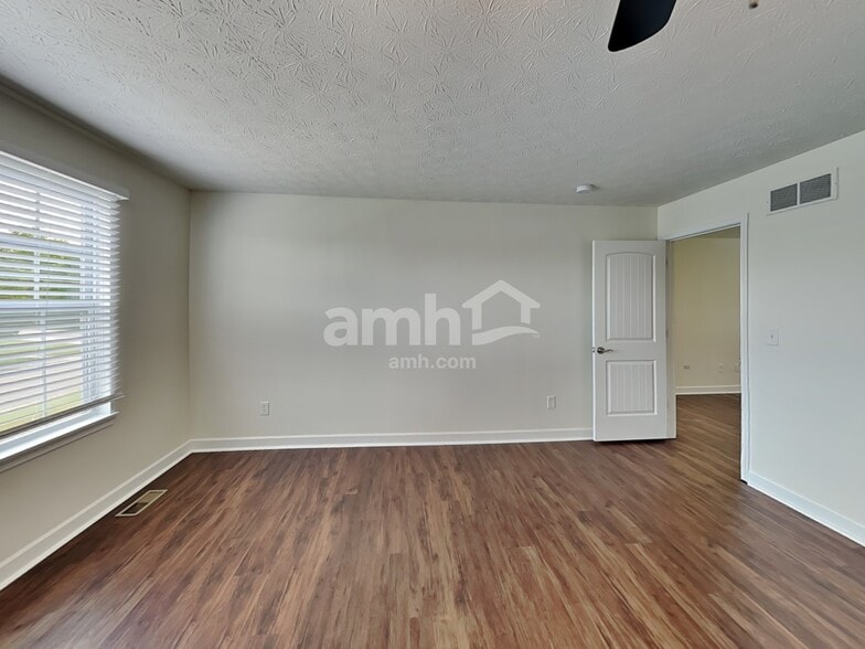 Building Photo - 718 Rolling Acre Dr
