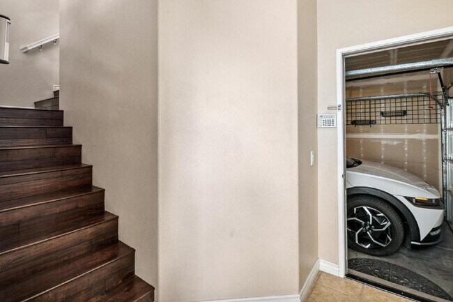 Building Photo - Stunning Corner Unit with Mountain Views & Prime Location!