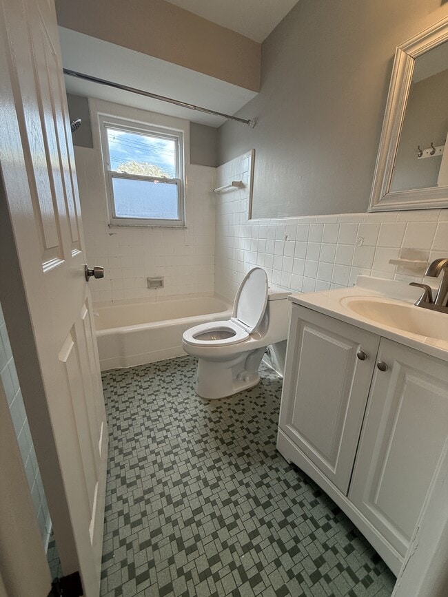 Building Photo - 3746 Jarvis Ave