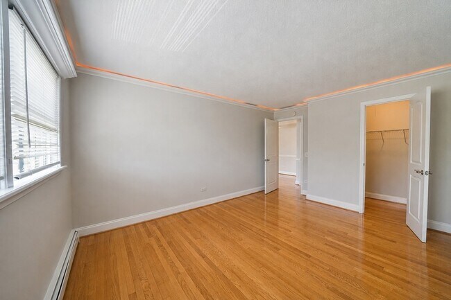 Building Photo - 4940 N Leonard Dr
