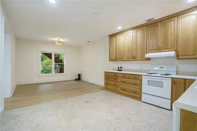 Building Photo - 2262 Meadowvale Dr NE