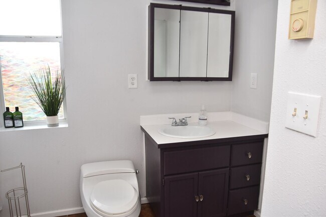 Building Photo - 3 Bedroom 1.5 Bath Hilltop 2 Story Home