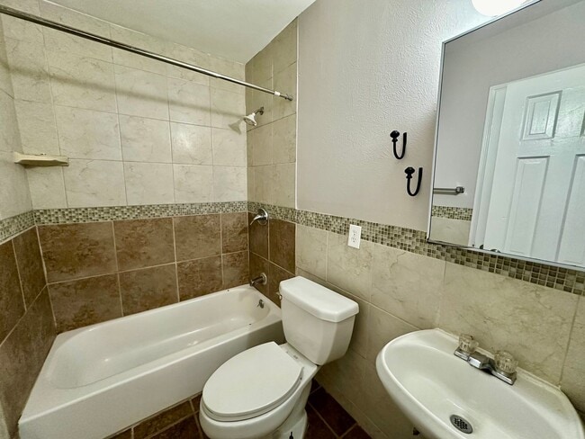 Building Photo - Spacious 3 bed/1 bath rental - Available Now!