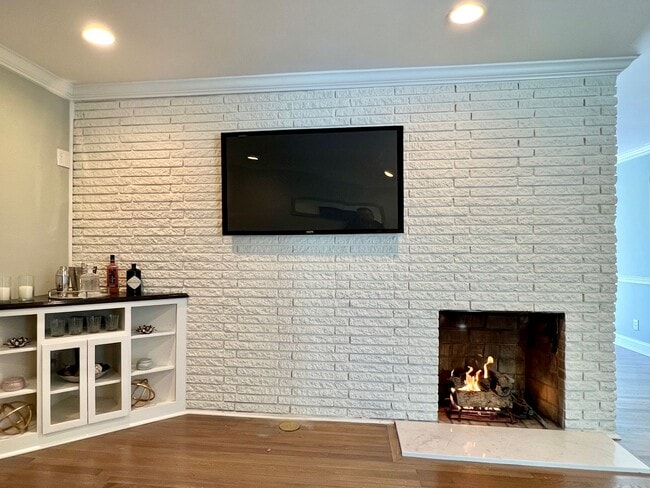 Building Photo - Crafstman-style 4 Bedroom renovated home for lease in Selwyn Park/Madison Park area of Charlotte ...