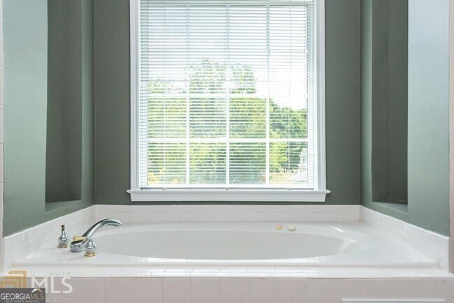 Building Photo - 225 Heritage Lake Dr