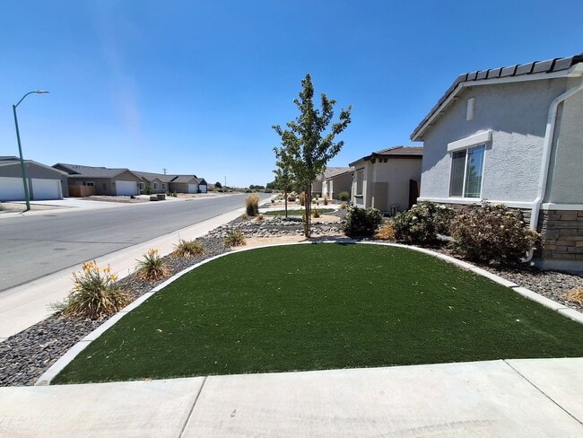 Building Photo - Newer 4 Bedroom Home, 3 car garage