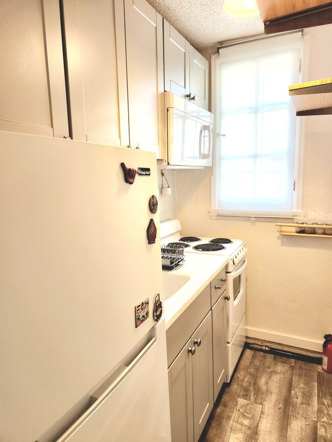 Building Photo - LOCATION LOCATION!!  Remodeled- studio in the heart of Capitol Hill.  $500 off 1st months' rent!