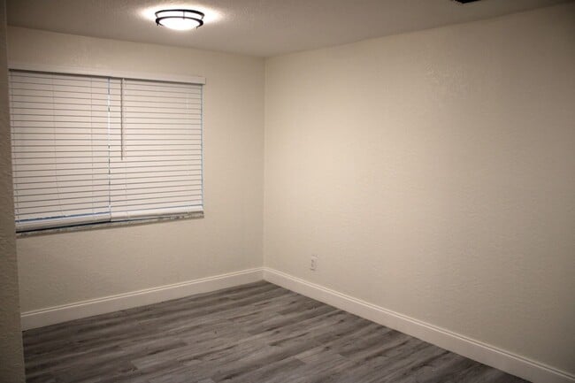 Building Photo - Spacious 4 Bedrooms and 2.5 bath FULLY REN...