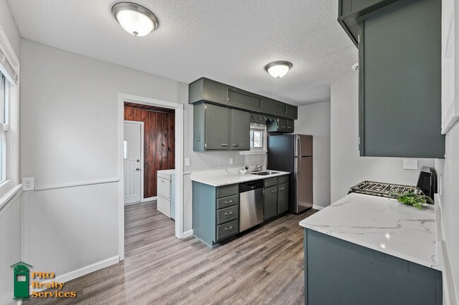 Building Photo - Recently Remodeled 2 Bedroom Home