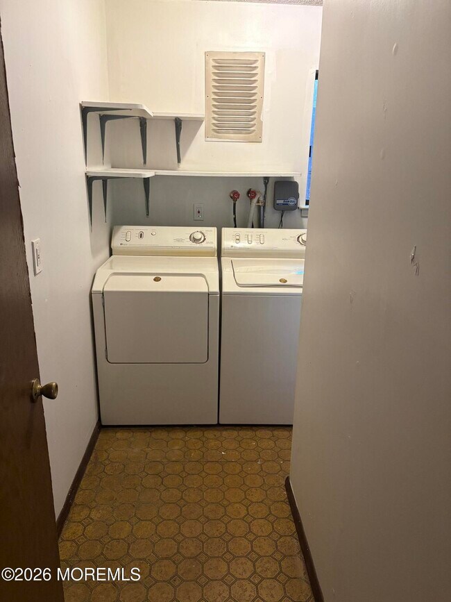 Building Photo - 13 Chippewa Rd