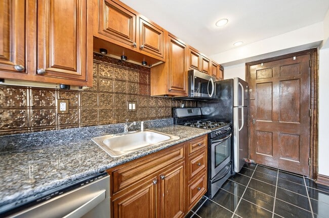 Building Photo - 2 Bedroom, 2 Bath Townhome located directly across from Franklin Park Conservatory