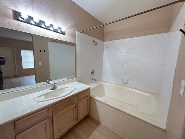 Building Photo - 1-Bed 1-Bath Condo in Guard Gated Community!