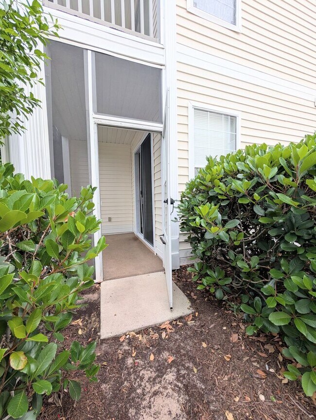 Building Photo - 484 River Oaks Dr