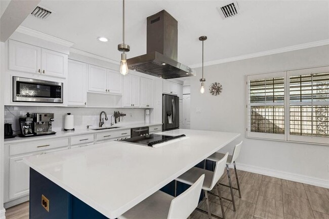 Building Photo - 2914 W Lake Ave