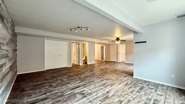 Building Photo - Move in ready home on Hollandale