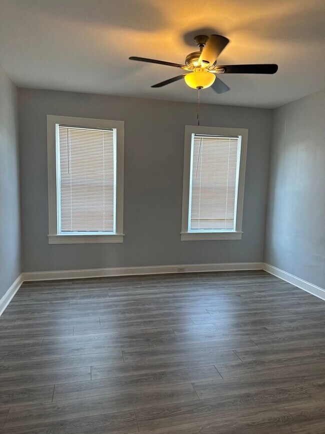 Building Photo - Spacious Rooms! Hardwood Flooring Througho...