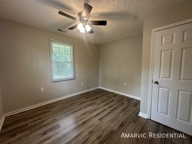 Building Photo - 833 Amye St
