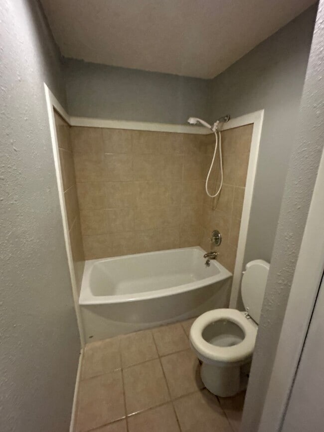 Building Photo - 3 Bedroom and 2 bathroom home.