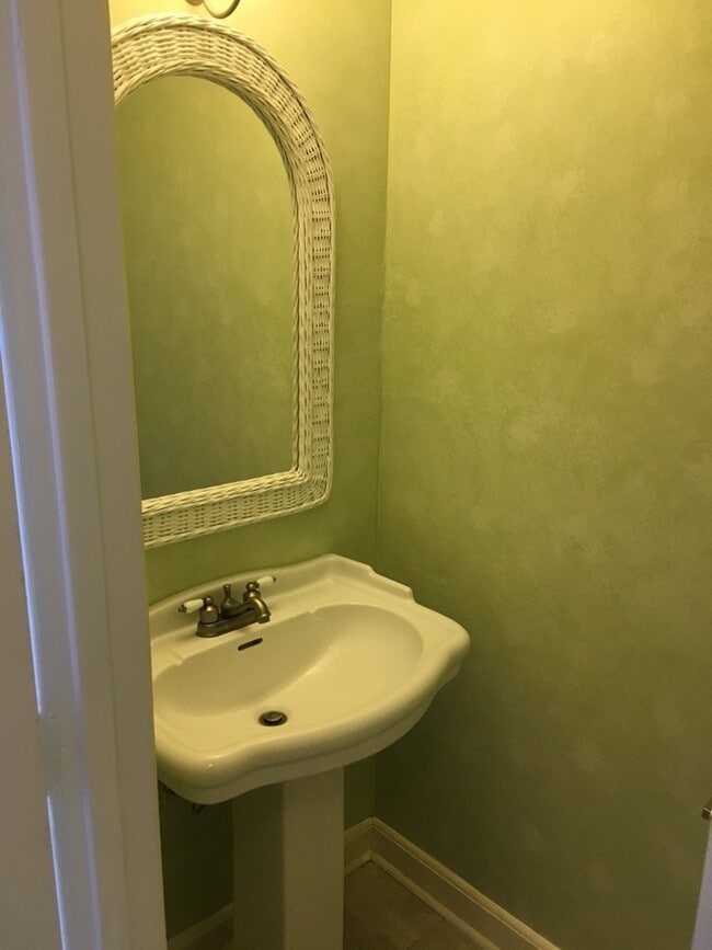 Building Photo - 2 Bedroom/1.5 Bath Condo for Rent! $1,300....