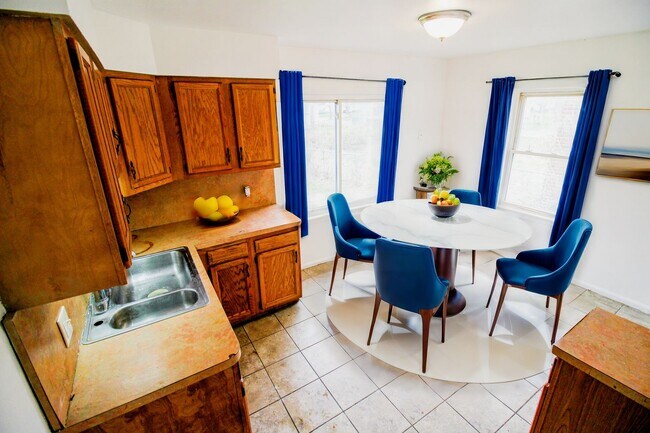 Building Photo - 3 Bedroom Bungalow - West Side