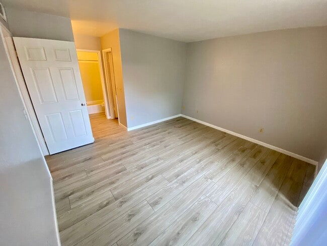 Building Photo - Spacious Two Bedroom Two Bath Condo in Tempe