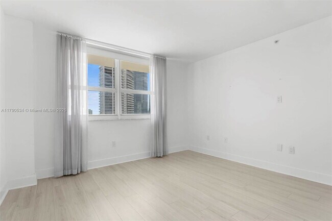 Building Photo - 1155 Brickell Bay Dr