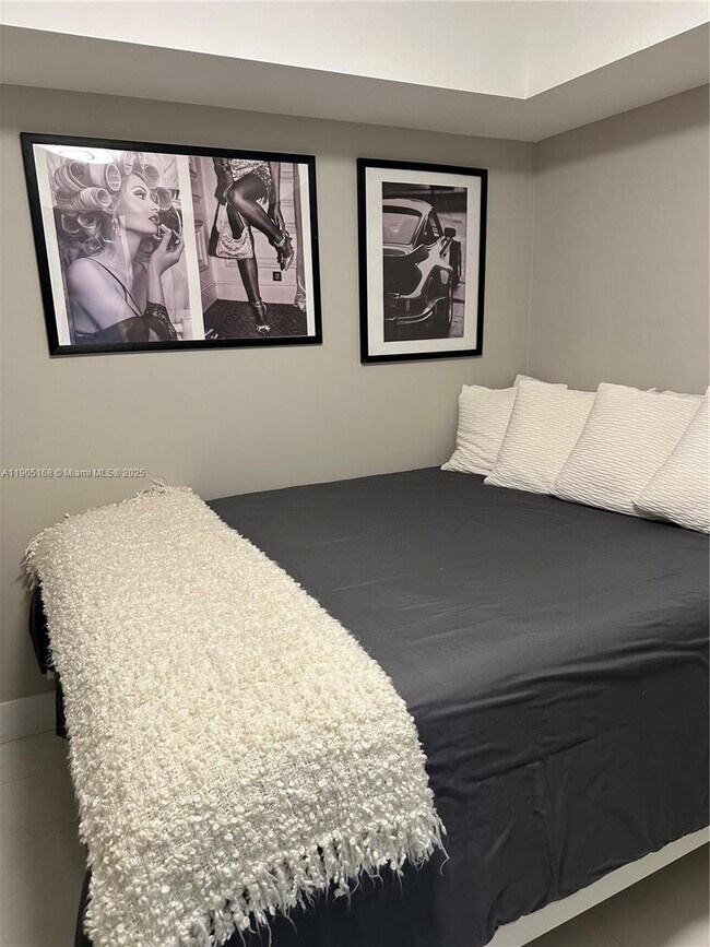 Building Photo - 16485 Collins Ave