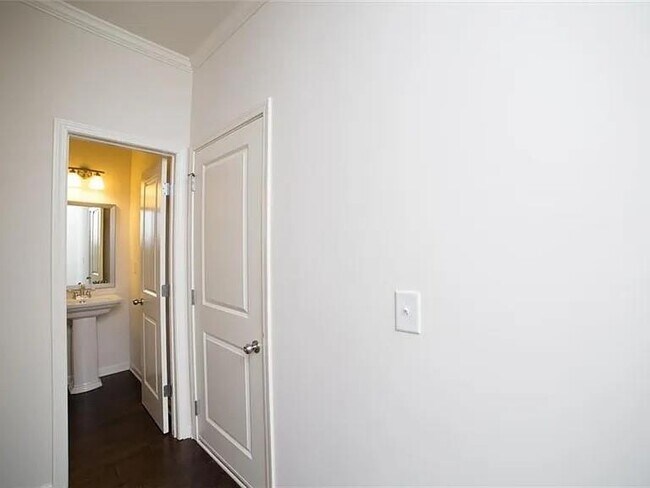 Building Photo - 5570 Lightheart Ct