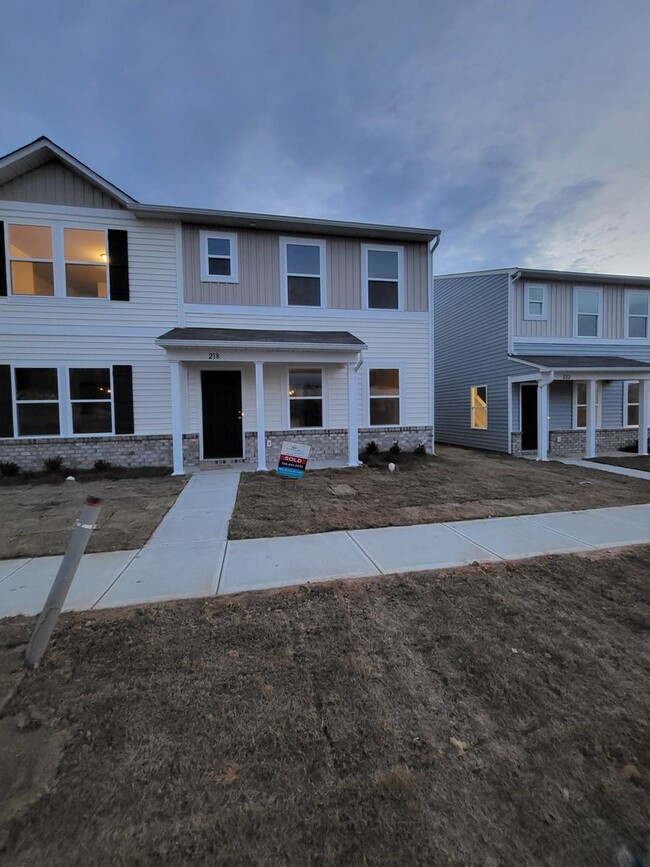 Building Photo - Stunning Townhome in Salisbury